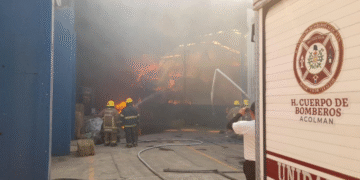 Reportan fuerte incendio de bodega de forrajes en Acolman, Edomex
