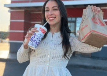 Senadora de BC desmiente rumores sobre retiro de su visa con transmisión en vivo desde EU