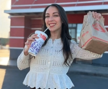 Senadora de BC desmiente rumores sobre retiro de su visa con transmisión en vivo desde EU