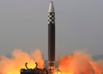 Corea del Norte confirma prueba de lanzacohetes de gran calibre