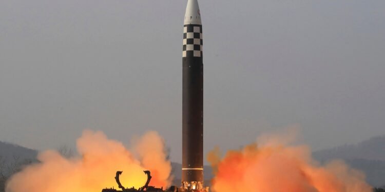 Corea del Norte confirma prueba de lanzacohetes de gran calibre