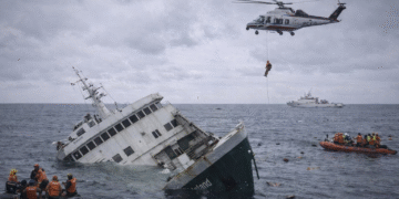 Naufraga ferry en Filipinas; reportan 13 muertos y más de 100 desaparecidos