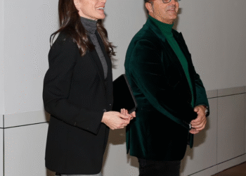 La reina Letizia, antes de viajar a Huelva, aprueba en Madrid la fórmula de Kate Middleton para llevar chaqueta en invierno