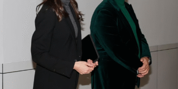 La reina Letizia, antes de viajar a Huelva, aprueba en Madrid la fórmula de Kate Middleton para llevar chaqueta en invierno