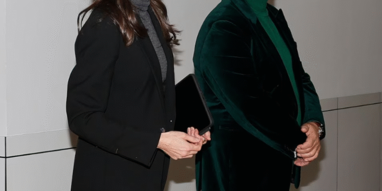 La reina Letizia, antes de viajar a Huelva, aprueba en Madrid la fórmula de Kate Middleton para llevar chaqueta en invierno