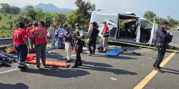Reportan tres muertos y varios lesionados en accidente carretero en Veracruz