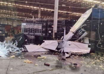 Avioneta se desploma sobre fábrica en Coahuila; dos heridos