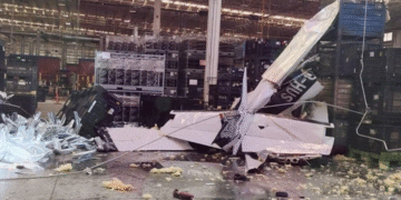 Avioneta se desploma sobre fábrica en Coahuila; dos heridos