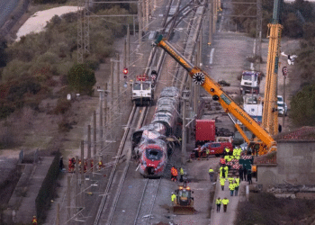 Sube a 42 los fallecidos en accidente del tren en España; autoridades ordenan reducción de velocidad