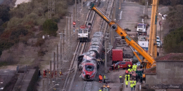 Sube a 42 los fallecidos en accidente del tren en España; autoridades ordenan reducción de velocidad