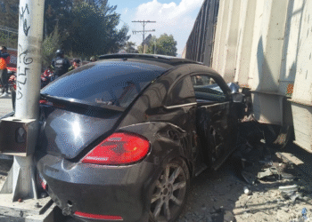 Tren arrolla vehículo y lesiona a conductor que intentó ganarle el paso en Ecatepec