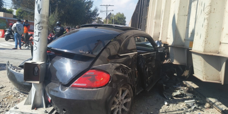 Tren arrolla vehículo y lesiona a conductor que intentó ganarle el paso en Ecatepec