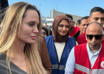 La actriz Angelina Jolie muestra su apoyo a gazatíes en una visita al cruce de Rafah