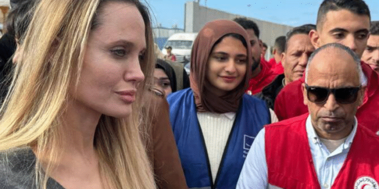 La actriz Angelina Jolie muestra su apoyo a gazatíes en una visita al cruce de Rafah