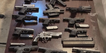 Aseguran en Tijuana arsenal que estaba en un vehículo abandonado