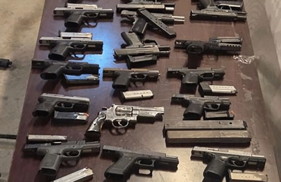 Aseguran en Tijuana arsenal que estaba en un vehículo abandonado