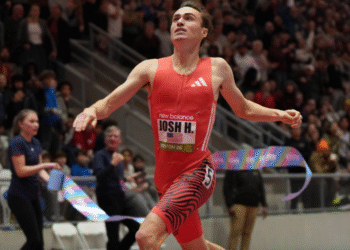 Atleta estadunidense Josh Hoey rompe récord mundial en los 800 metros indoor
