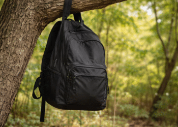 Hallan a recién nacido sin vida dentro de una mochila colgada de un árbol