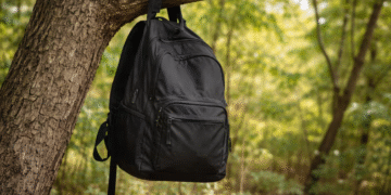 Hallan a recién nacido sin vida dentro de una mochila colgada de un árbol