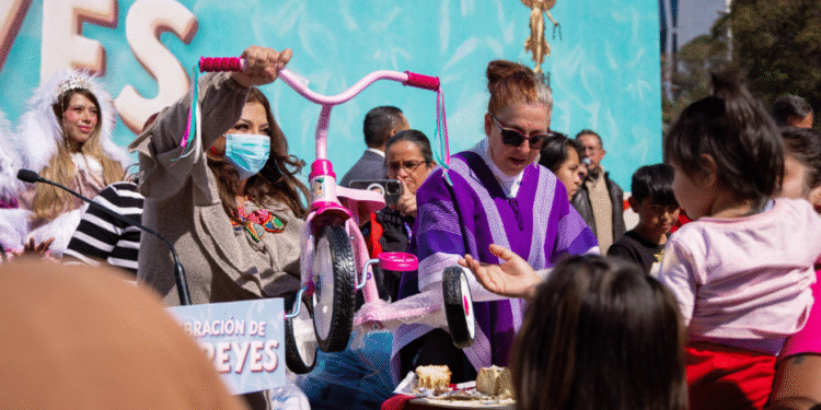 Clara Brugada reparte Mega Rosca de 400 metros y 15 mil juguetes por Día de Reyes