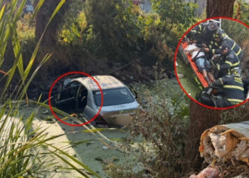 Cae automóvil a los canales de Tláhuac, lo rescatan después de tres horas de maniobras