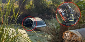 Cae automóvil a los canales de Tláhuac, lo rescatan después de tres horas de maniobras