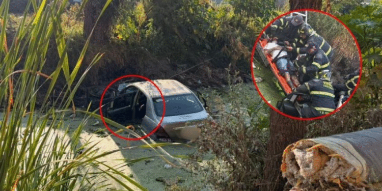 Cae automóvil a los canales de Tláhuac, lo rescatan después de tres horas de maniobras