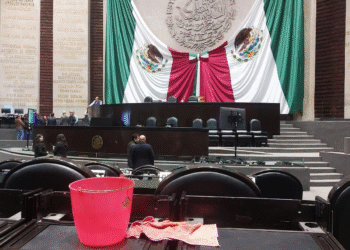 Detectan gotera en salón de plenos de la Cámara de Diputados; retiran equipos de votación