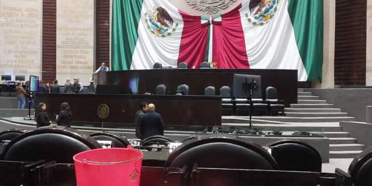 Detectan gotera en salón de plenos de la Cámara de Diputados; retiran equipos de votación