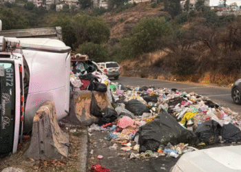 Fuerte Accidente en Edomex Tráiler con 40 Toneladas de Basura Vuelca en Nicolás Romero
