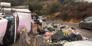 Fuerte Accidente en Edomex Tráiler con 40 Toneladas de Basura Vuelca en Nicolás Romero