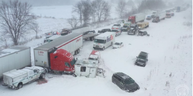 Tormenta invernal provoca carambola, hay 100 vehículos involucrados y 12 heridos