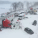Tormenta invernal provoca carambola, hay 100 vehículos involucrados y 12 heridos