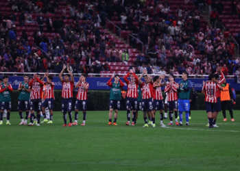Chivas supera a Querétaro para mantener su paso perfecto en la Liga MX