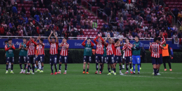 Chivas supera a Querétaro para mantener su paso perfecto en la Liga MX