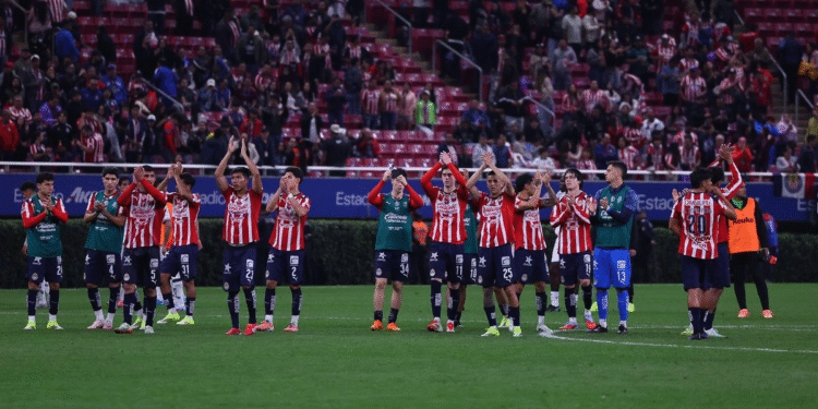 Chivas supera a Querétaro para mantener su paso perfecto en la Liga MX