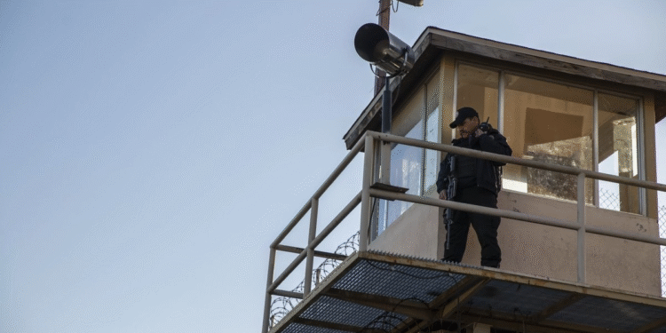 Custodios penitenciarios de BC se van a paro en Ensenada y Tijuana