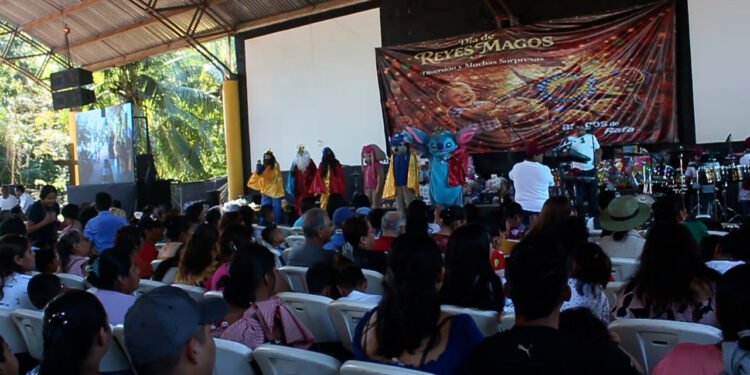 Día de reyes organizado por los amigos de Rafa Marín y la comunidad local.