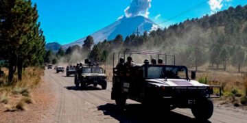 Explosión de mina deja dos militares heridos en Apatzingán