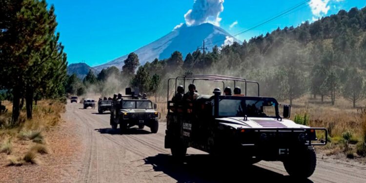 Explosión de mina deja dos militares heridos en Apatzingán