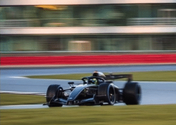 ‘Checo’ Pérez estrena el monoplaza de Cadillac que conducirá la próxima temporada de F1