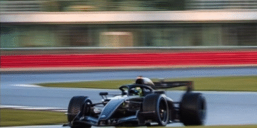 ‘Checo’ Pérez estrena el monoplaza de Cadillac que conducirá la próxima temporada de F1