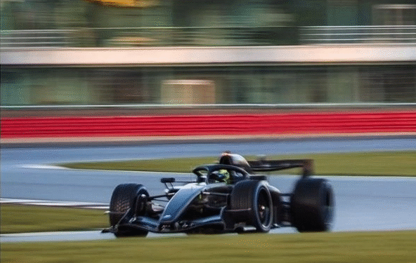 ‘Checo’ Pérez estrena el monoplaza de Cadillac que conducirá la próxima temporada de F1