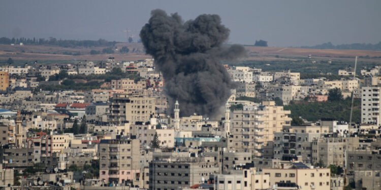 Israel impacta base de lanzamiento de cohetes cerca de Gaza