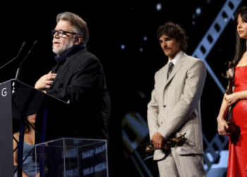 Guillermo del Toro anuncia la muerte de su hermano durante una entrega de premios: “Incluso un corazón roto te impulsa a seguir adelante”