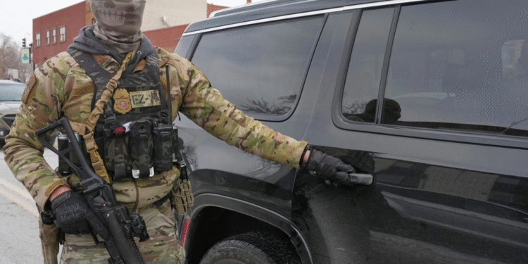 Kristi Noem anuncia que cientos de agentes más llegarán a Minnesota para reforzar seguridad