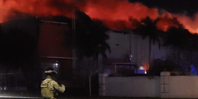 Murieron 3 bomberos en incendio de maquiladora en Matamoros