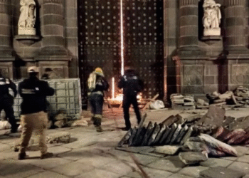 Dos sujetos prenden fuego a portón de la catedral de Puebla