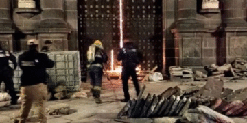 Dos sujetos prenden fuego a portón de la catedral de Puebla