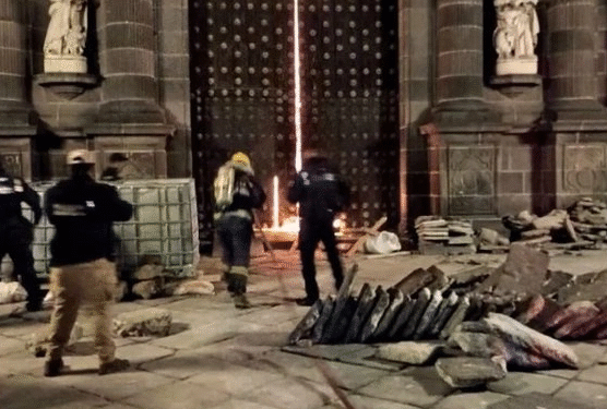Dos sujetos prenden fuego a portón de la catedral de Puebla